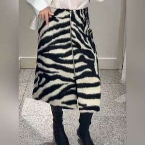 NWT H&M Zip-Front Napped Finish Skirt Black / Zebra Print 1322799004 Size L